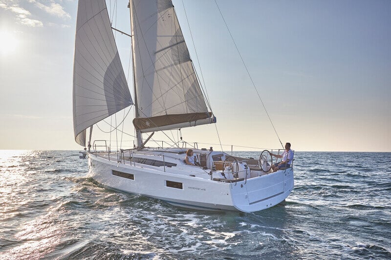 Sun Odyssey 410 aallokossa – Dynaaminen kuva veneestä kulkemassa aalloilla.