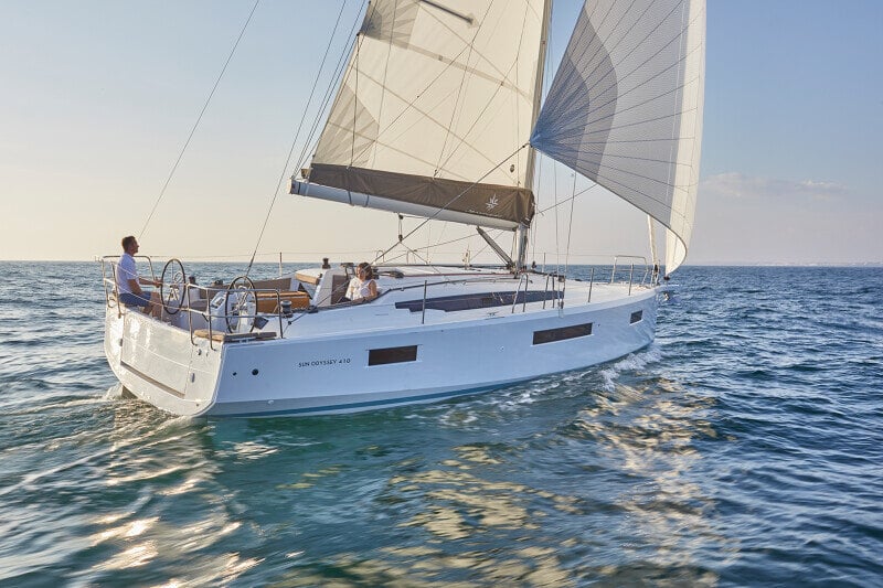 Sun Odyssey 410 sivulta kuvattuna – Sivuprofiili, jossa näkyy veneen linjakas ja moderni muotoilu.