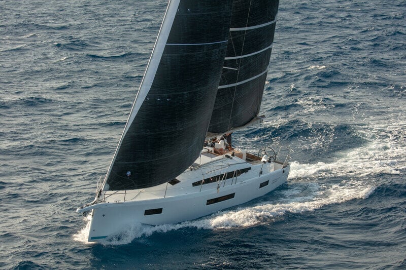 Sun Odyssey 410 keulasta kuvattuna – Tyylikäs keularakenne ja moderni runkomuotoilu esillä.