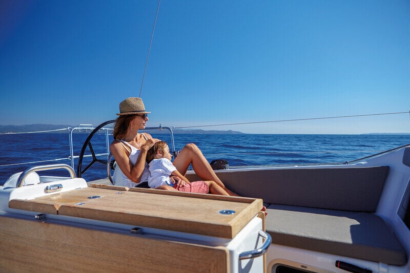 Sun Odyssey 410 lähikuva rungosta – Yksityiskohtainen kuva veneen avotilan modernista muotoilusta ja viimeistelyistä.