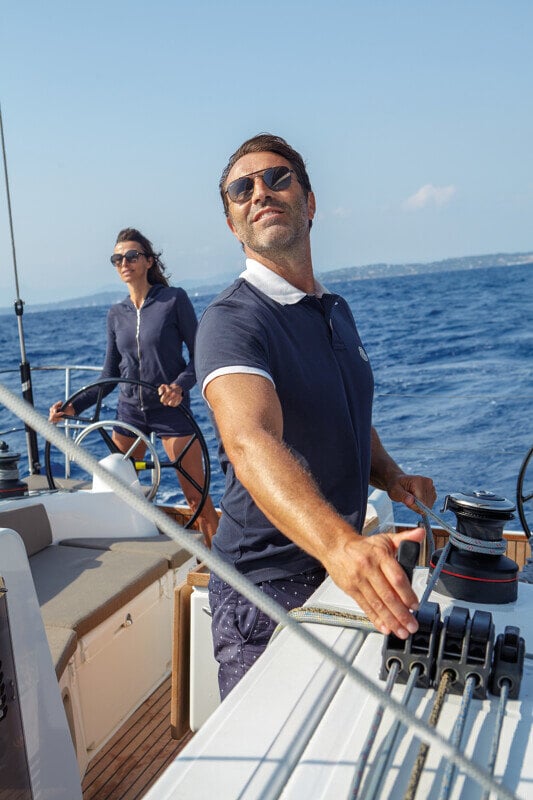 Sun Odyssey 410 ohjaus mukavuus – Kippari ohjaa venettä helposti kahden ruorin ansiosta.