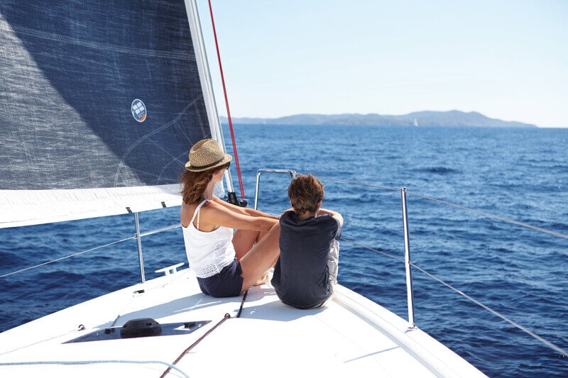 Sun Odyssey 410 veneilijöiden kanssa – Purjehtijat nauttivat matkasta aurinkoisella säällä.