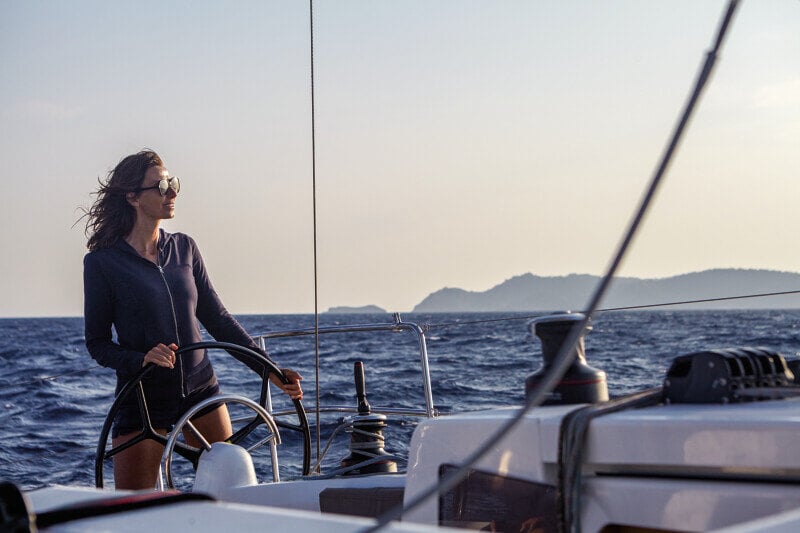 Sun Odyssey 410 lähikuva rungosta – Yksityiskohtainen kuva veneen ohjauspisteen modernista muotoilusta ja viimeistelyistä.