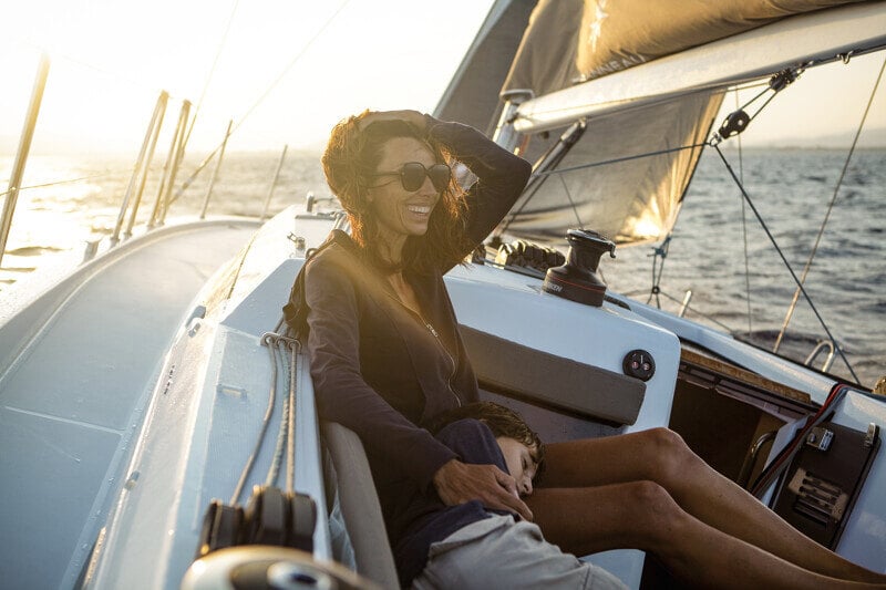 Sun Odyssey 410 avotilan viihtyisyys – Miehistö rentoutumassa mukavassa ja tilavassa avotilassa.