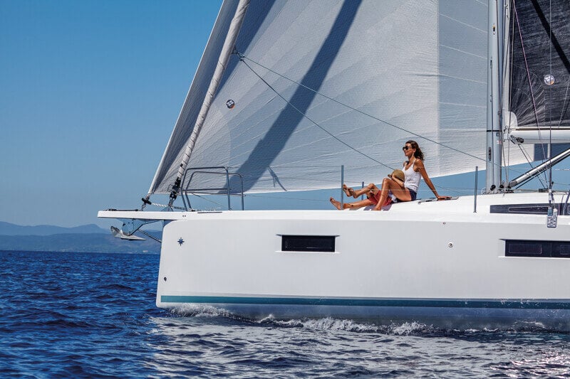 Sun Odyssey 410 keulanäkymä – Kuva keulasta, jossa ankannokka ja rullapurje ovat esillä.