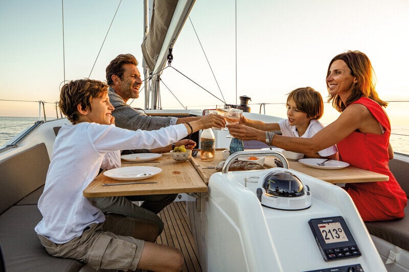 Sun Odyssey 410 saaristossa – Vene purjehtimassa upeassa saaristomaisemassa kirkkaan sinisen veden ympäröimänä.