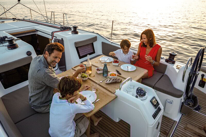 Sun Odyssey 410 avotila käytössä – Veneilijät nauttimassa avarasta ja toiminnallisesta avotilasta.