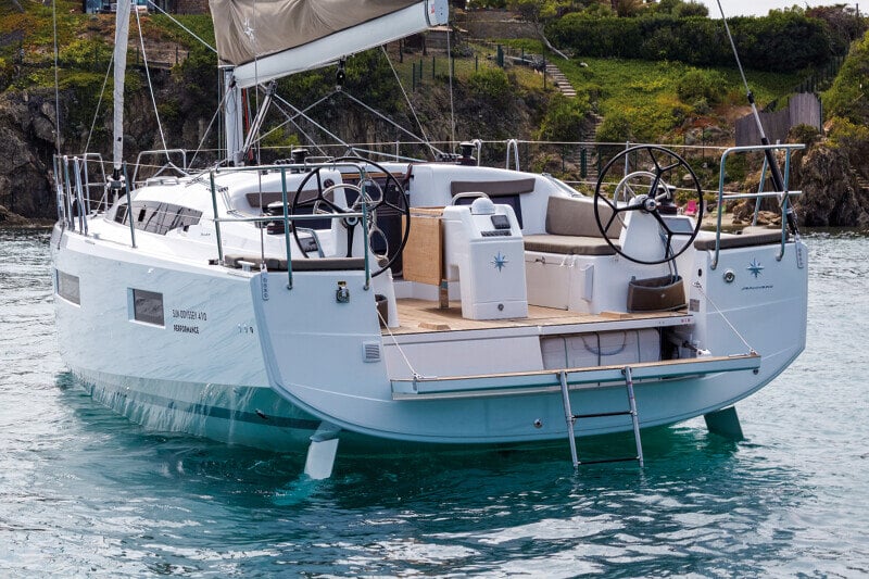 Sun Odyssey 410 perästä kuvattuna – Laaja peräpeili ja avara avotila näkyvissä, korostaen mukavuutta ja helppoa kulkua.