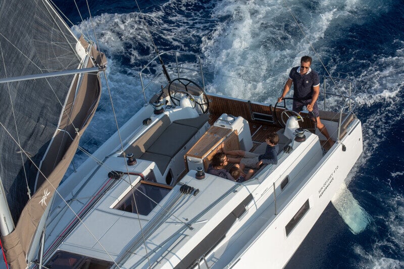 Sun Odyssey 410 – Laaja peräpeili ja avara avotila näkyvissä, korostaen mukavuutta ja helppoa kulkua.