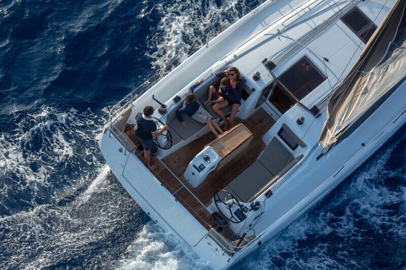 Sun Odyssey 410 läheltä kuvattuna – Yksityiskohtainen kuva rungosta ja kannen muotoilusta.