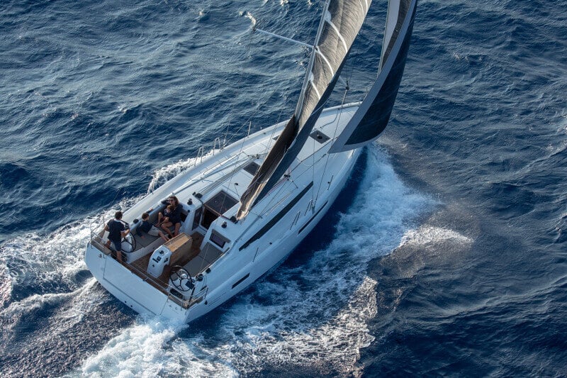 Sun Odyssey 410 avomerellä – Vene purjehtimassa vakaasti kevyessä tuulessa ja rauhallisessa merimaisemassa.