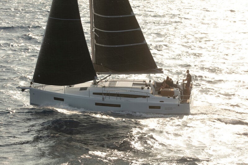 Sun Odyssey 410 kannen tilaratkaisut – Ylhäältä otettu kuva, jossa näkyy selkeä ja tilava kansiratkaisu.