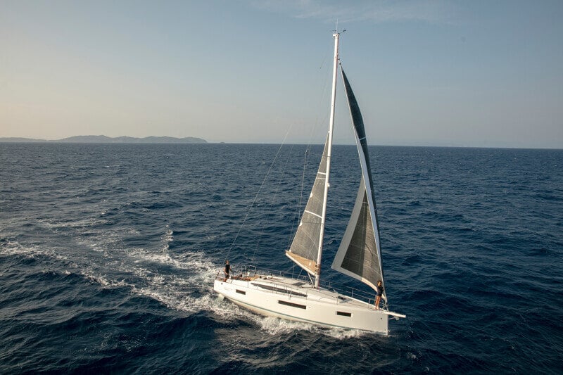 Sun Odyssey 410 yöllä valaistuna – Veneen ulkovalaistus loistaa pimeydessä, luoden tunnelmallisen ilmapiirin.