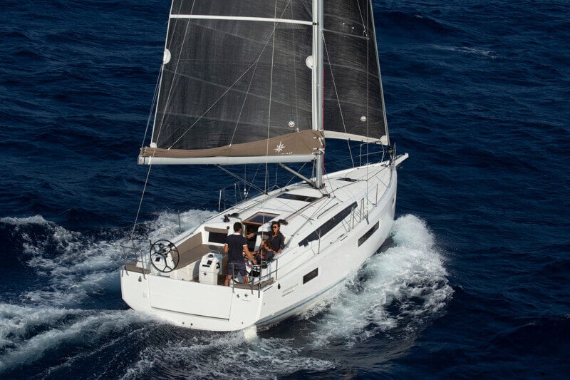 Sun Odyssey 410 satamaan saapumassa – Vene lähestymässä satamaa, korostaen sen helppoa hallittavuutta.