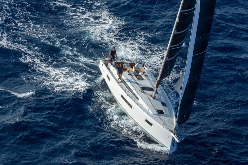 Sun Odyssey 410 edestä kuvattuna – Laaja peräpeili ja avara avotila näkyvissä, korostaen mukavuutta ja helppoa kulkua.