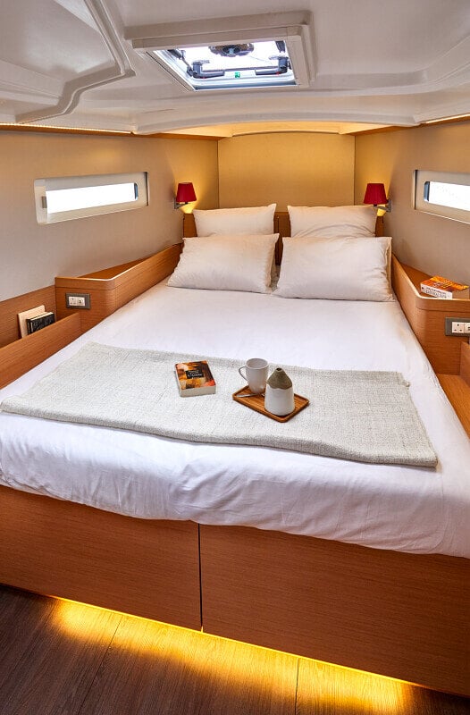 Sun Odyssey 410 omistajan hytti – Mukava ja tilava keulahytti, jossa suuri vuode ja luonnonvaloa.