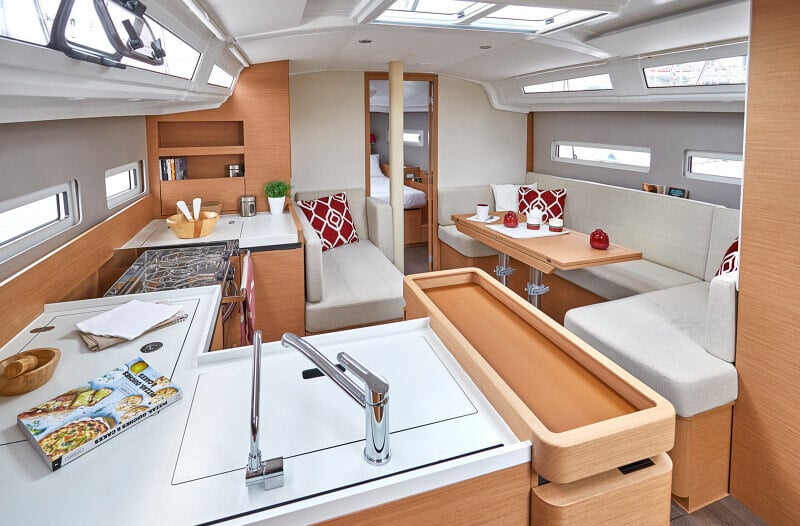 Sun Odyssey 410 keittiön varustelu – Liesi, uuni, jääkaappi ja pesuallas hyvin sijoitettuina.