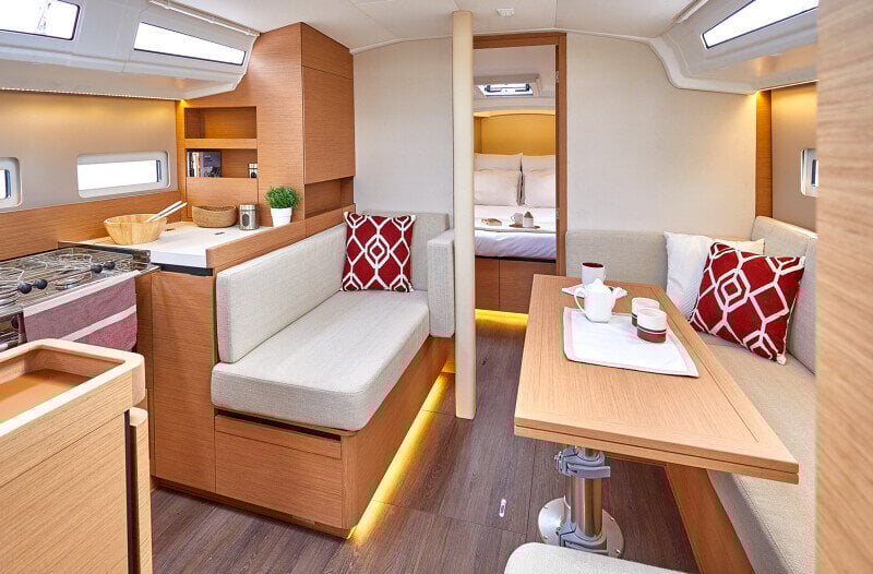 Sun Odyssey 410 sisustus yksityiskohdat – Laadukkaat puuviimeistelyt ja moderni design tekevät tilasta tyylikkään.