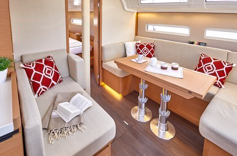 Sun Odyssey 410 sohvat ja istuimet – Mukavat ja ergonomiset istuimet takaavat miellyttävän oleskelun.