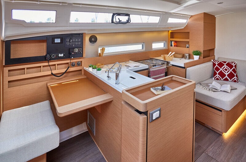 Sun Odyssey 410 ruokailutila – Mukava ja tilava ruokailutila salonkissa, jossa suuri pöytä.