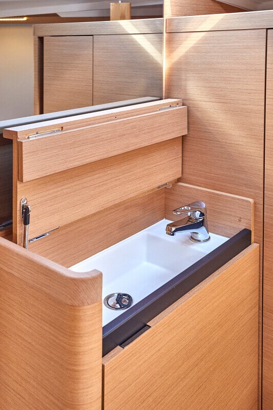 Sun Odyssey 410 navigointipiste – Käytännöllinen navigointipöytä ja ohjauspaneeli sisätiloissa.