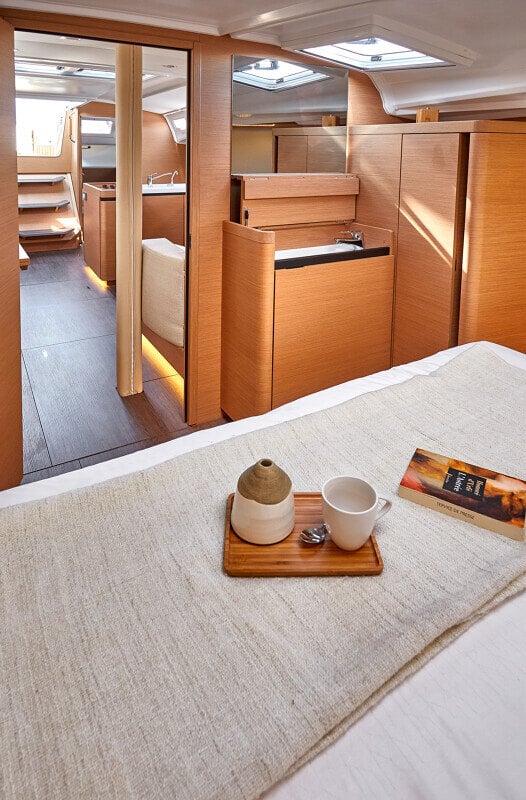 Sun Odyssey 410 omistajan hytti – Mukava ja tilava keulahytti, jossa suuri vuode ja luonnonvaloa.