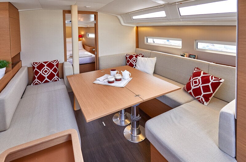 Sun Odyssey 410 keittiö – Täysin varusteltu keittiö, jossa runsaasti säilytystilaa ja toimiva työskentelytila.