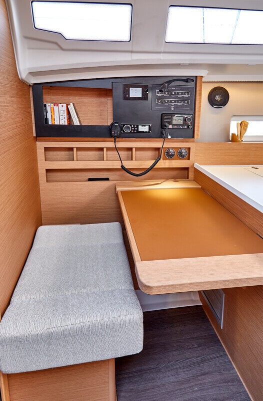 Sun Odyssey 410 navigointipiste – Käytännöllinen navigointipöytä