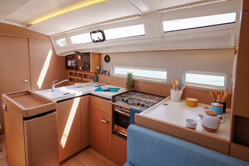 Sun Odyssey 410 säilytysratkaisut keittiössä – Käytännölliset vetolaatikot ja kaapit tarjoavat runsaasti tilaa.