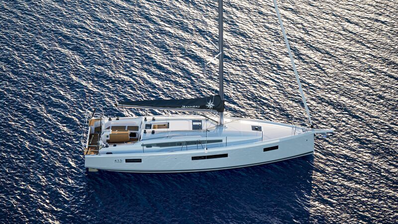 Sun Odyssey 415 purjehtii vauhdilla avoimella merellä, moderni runkomuoto ja suuri purjepinta tuovat suorituskykyä ja tyyliä.