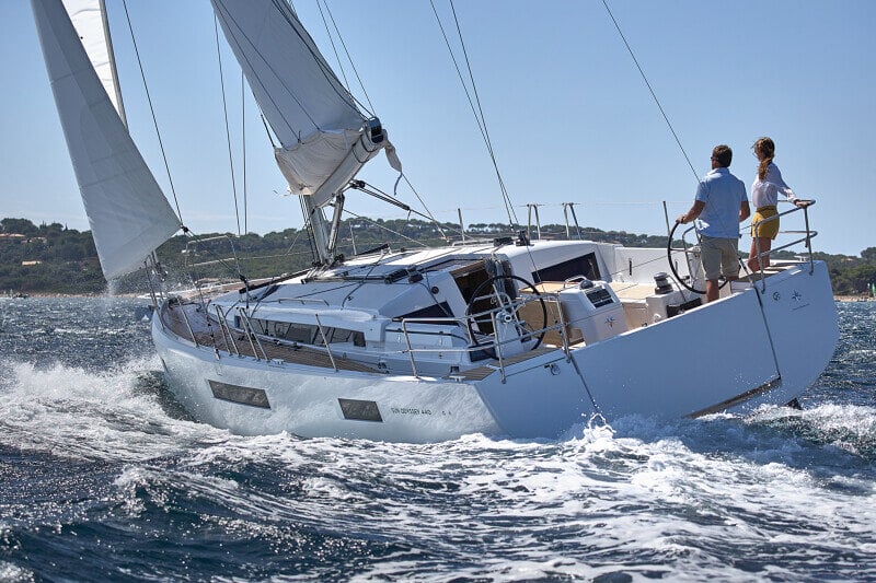 Sun Odyssey 440 auringonlaskun aikaan, heijastuen tyynestä vedestä.-18365-800px
