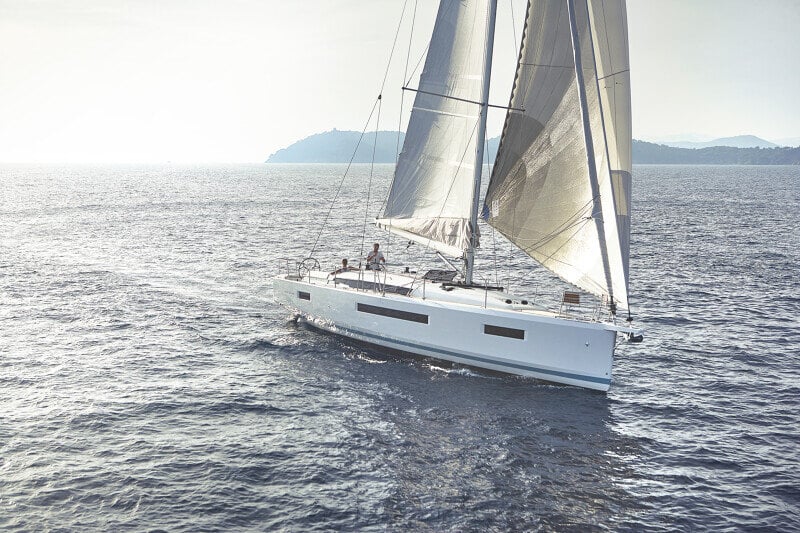 Sun Odyssey 440 purjehtii avoimella merellä vakaasti ja tyylikkäästi.