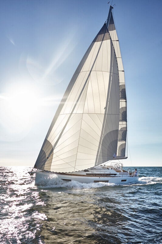 Sun Odyssey 440 avomerellä täydellä purjepinta-alalla, nauttien optimaalisista tuuliolosuhteista.