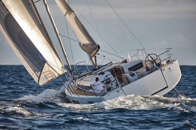 Sun Odyssey 440 kallistumassa kevyesti aallokossa dynaamisen purjehduksen aikana.