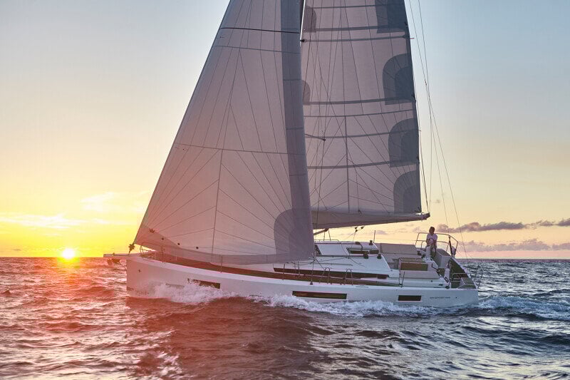 Sun Odyssey 440 purjehtii avoimella merellä vakaasti ja tyylikkäästi.