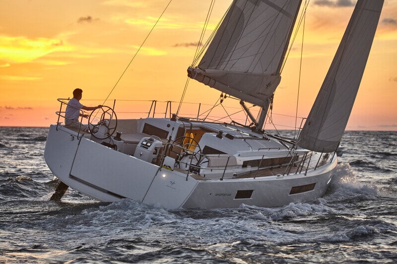 Sun Odyssey 440:n kannen tyylikkäät viimeistelyt korostavat laadukasta muotoilua ja käsityötä.