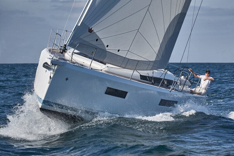 Sun Odyssey 440 purjehtii vaivattomasti myös haastavissa olosuhteissa.
