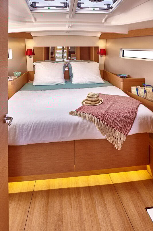 Sun Odyssey 440:n omistajan hytti, jonka isot ikkunat tarjoavat kauniit merinäköalat.