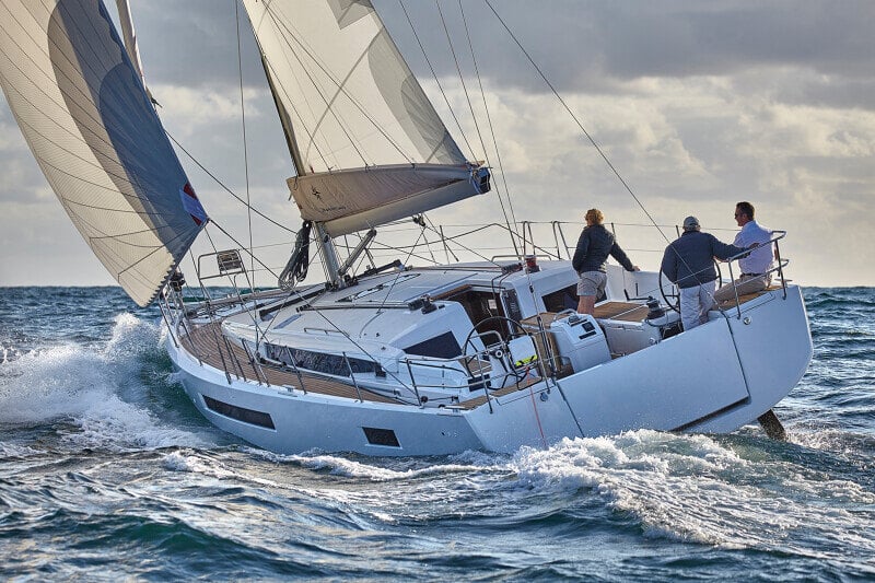 Sun Odyssey 490 - täydellinen purjehduskokemus, kun vene liikkuu avomerellä täydellä purjevarustuksella.