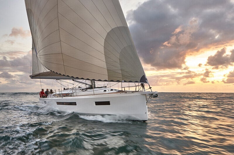 Sun Odyssey 490 - täydellinen purjehduskokemus, kun vene liikkuu avomerellä täydellä purjevarustuksella.