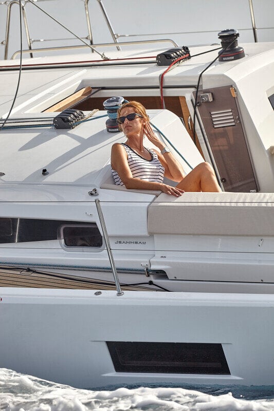 Sun Odyssey 490 - Nainen nauttii kannella
