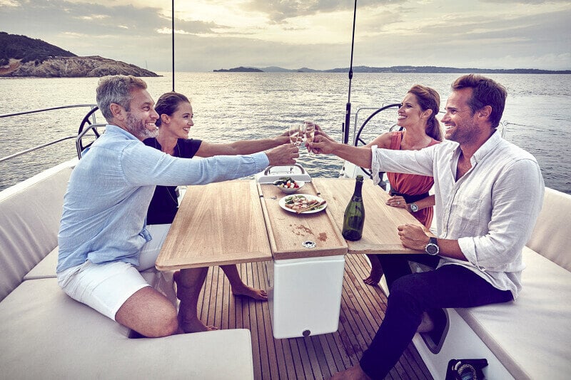 Sun Odyssey 490 - ystäväporukka nauttimassa illallisesta veneen kannella luonnon helmassa.