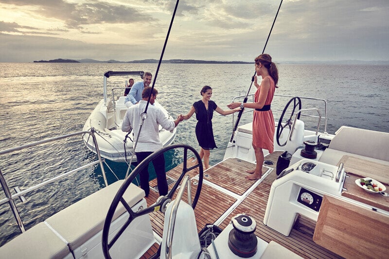 Sun Odyssey 490 - helppo kulku veneeseen takakannelta, jossa matkustajat saapuvat tyylikkäästi kumiveneellä.