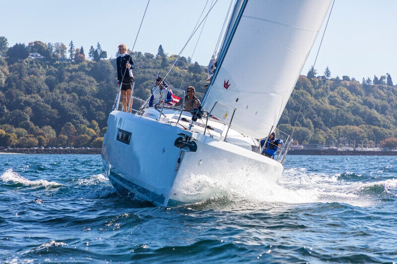 Sun Odyssey 490 - elegantti purjevene, joka leikittelee aalloilla dynaamisessa purjehdustilanteessa.