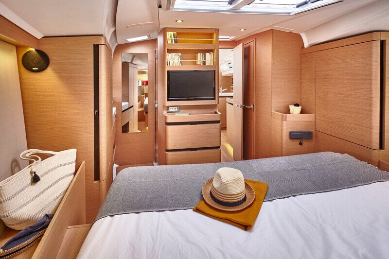 Sun Odyssey 490 - päämakuuhuoneen näkymä: Päämakuuhuone, jossa on televisio ja näkymä salonkiin.