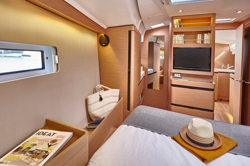 Sun Odyssey 490 - mukava hytti: Tilava ja valoisa hytti, jossa iso sänky ja modernit sisustusratkaisut.