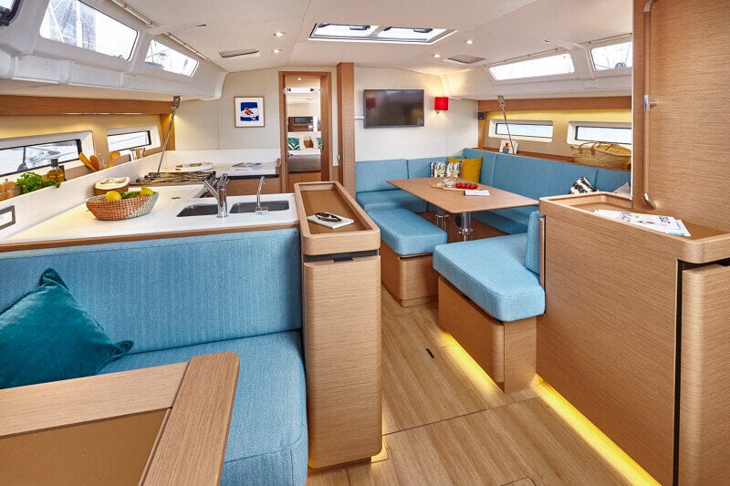 Sun Odyssey 490 - tyylikäs kansi ja istuinalue: Ylellinen oleskelualue salongissa, jossa pehmeät istuimet ja mukava ilmapiiri.