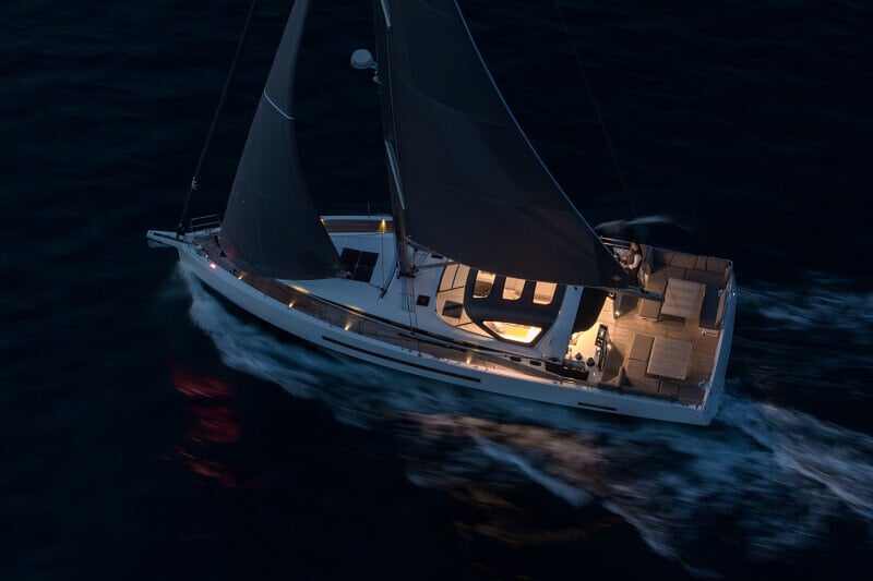Jeanneau Yachts 55 purjehtimassa yöllä valaistuna, tarjoten ylellisen tunnelman ja modernin muotoilun.
