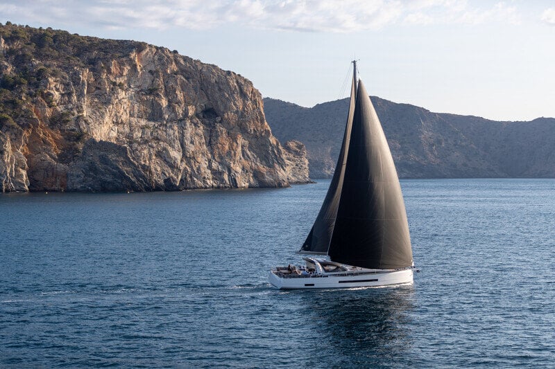 Ilmakuva Jeanneau Yachts 55:stä avomerellä, jossa sen virtaviivainen runko ja modernit purjeet korostuvat.