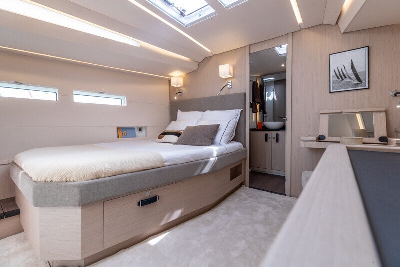 Jeanneau Yachts 55:n päämakuuhytti, jossa mukava parisänky, pehmeät valaisimet ja oma kylpyhuone takaavat täydellisen mukavuuden.